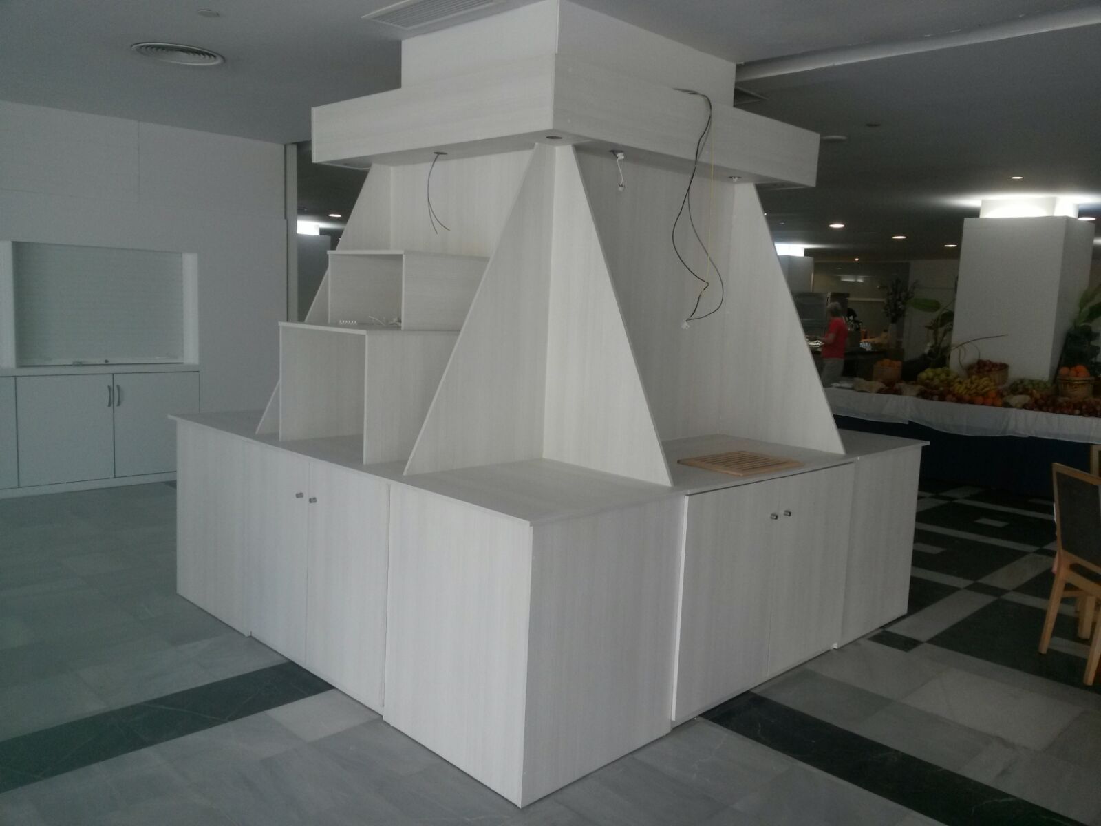 Muebles en madera y estanterías